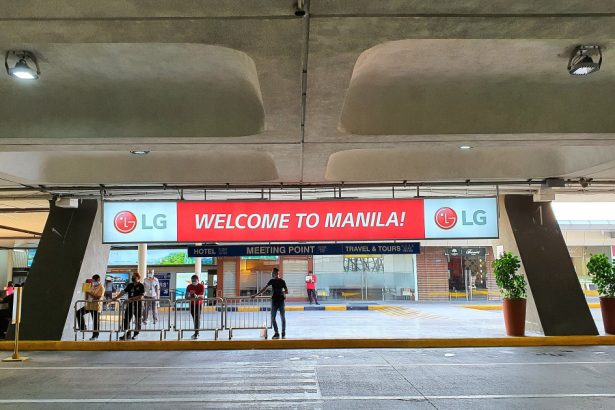 o masina a intrat cu viteza pe aleea zonei de plecari a aeroportului din manila si a ucis doi oameni printre care si o fetita de 5 ani 681716551e4f5