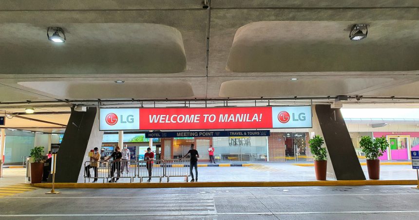o masina a intrat cu viteza pe aleea zonei de plecari a aeroportului din manila si a ucis doi oameni printre care si o fetita de 5 ani 681716551e4f5