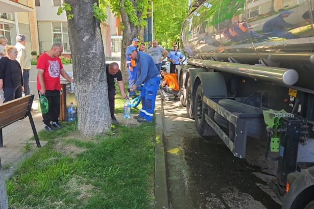 orasul pascani a ramas fara apa potabila de patru zile locuitorii beau apa de pe strada din cisterne 6816659dd47d6