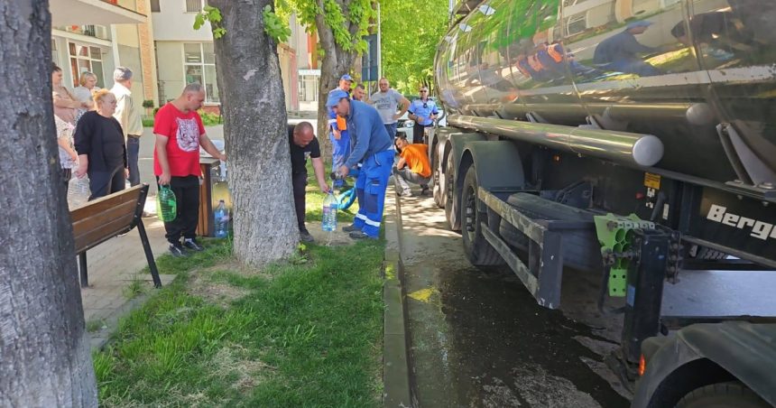 orasul pascani a ramas fara apa potabila de patru zile locuitorii beau apa de pe strada din cisterne 6816659dd47d6
