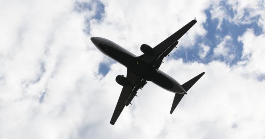 panica la inaltime in sua un pasager a incercat sa deschida usile avionului in timpul zborului pilotii au deviat cursa 68335e2d3101c
