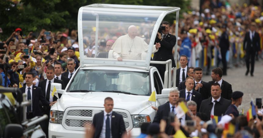 papamobilul suveranului pontif va fi transformat in spital mobil pentru copiii din gaza 68188d5628b84