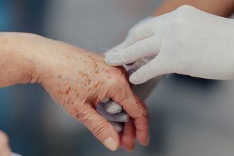 parlamentul francez se pregateste sa voteze legalizarea eutanasiei ce prevede legea si cand ar putea intra in vigoare 6835d956c0495