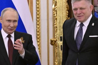 premierul slovac a luat in deradere incercarile ue de a l impiedica sa participe la parada de la moscova ce a vorbit cu putin 681f53b5511c7