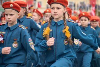 rusia a organizat o parada militara cu copii de sapte ani imbracati in uniforme ale diferitelor ramuri militare 6818945c718ee