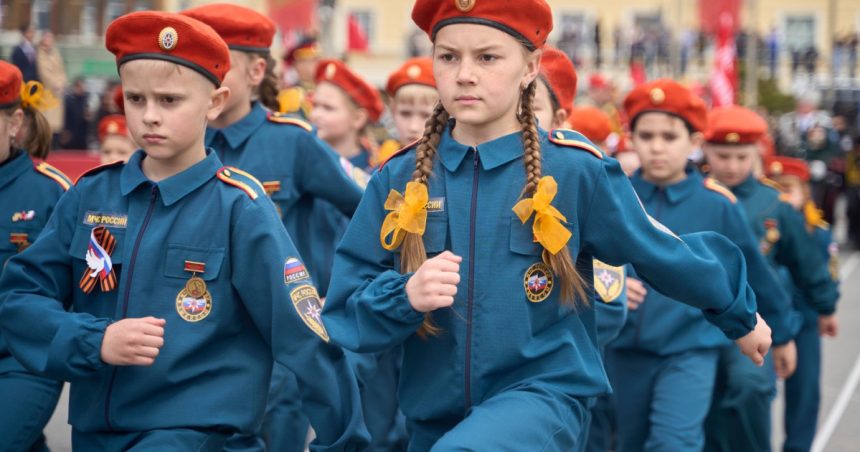 rusia a organizat o parada militara cu copii de sapte ani imbracati in uniforme ale diferitelor ramuri militare 6818945c718ee