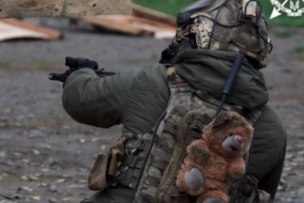 sa ne amintim de ce luptam un soldat ucrainean poarta cu el ca talisman un ursulet de plus gasit intr un loc de joaca bombardat 681af94198f47