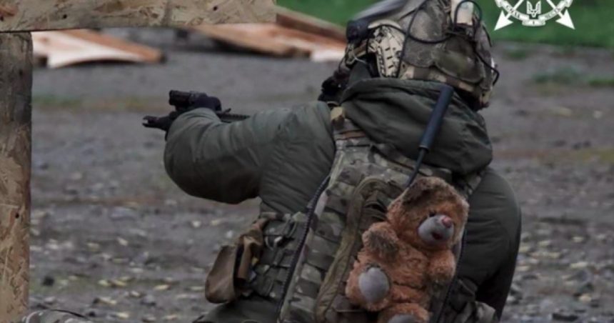 sa ne amintim de ce luptam un soldat ucrainean poarta cu el ca talisman un ursulet de plus gasit intr un loc de joaca bombardat 681af94198f47