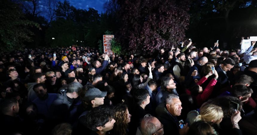 sute de oameni au iesit in centrul capitalei pentru a sarbatori victoria lui nicusor dan la alegerile prezidentiale 682a43588498d