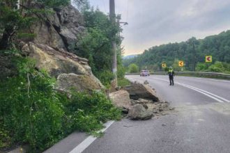 trafic rutier afectat pe valea oltului dn7 in zona calinesti din cauza unor pietre cazute pe carosabil 683610a5d3a15