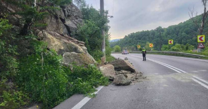 trafic rutier afectat pe valea oltului dn7 in zona calinesti din cauza unor pietre cazute pe carosabil 683610a5d3a15