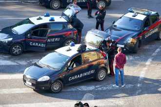 turist german urmarit de politie pe strazile din roma a fugit pe scuter cu un artefact roman antic luat ca suvenir 68302d63107aa