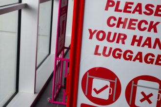 ue solicitata sa intervina in disputa privind taxele pentru bagajele de mana impuse de companiile aeriene low cost 6834900d34a9b