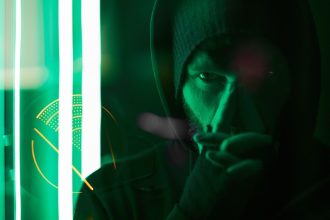 un agent fbi acum renegat sustine ca a incercat sa ajunga la elon musk pentru a l avertiza ca este tinta serviciilor secrete rusesti 682ff3fa1b646