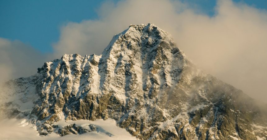 un alpinist care a cazut 120 de metri pe munte a condus cu hemoragie interna pana la un telefon public pentru a cere ajutor 6824316c3a79e