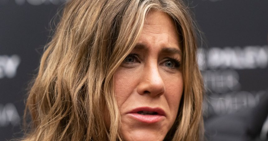 un barbat a fost arestat dupa ce a intrat cu masina in poarta casei actritei jennifer aniston din los angeles 681b3e65e5e99