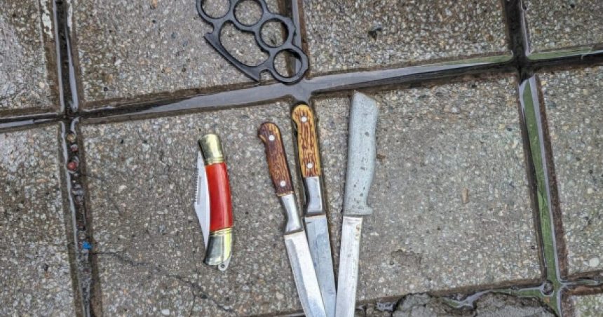 un barbat a fost gasit cu cutite un briceag si un box la protestul din piata constitutiei cerut de george simion 68348b96015c0