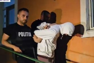 un barbat acuzat de furt i a atacat pe politistii care incercau sa l prinda a muscat de mana un agent 682043010225e
