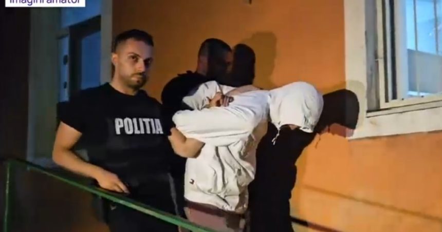 un barbat acuzat de furt i a atacat pe politistii care incercau sa l prinda a muscat de mana un agent 682043010225e