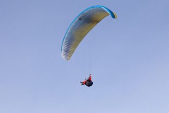un barbat si a fracturat picioarele dupa ce a cazut cu parapanta in judetul brasov 68179afc4a5a9