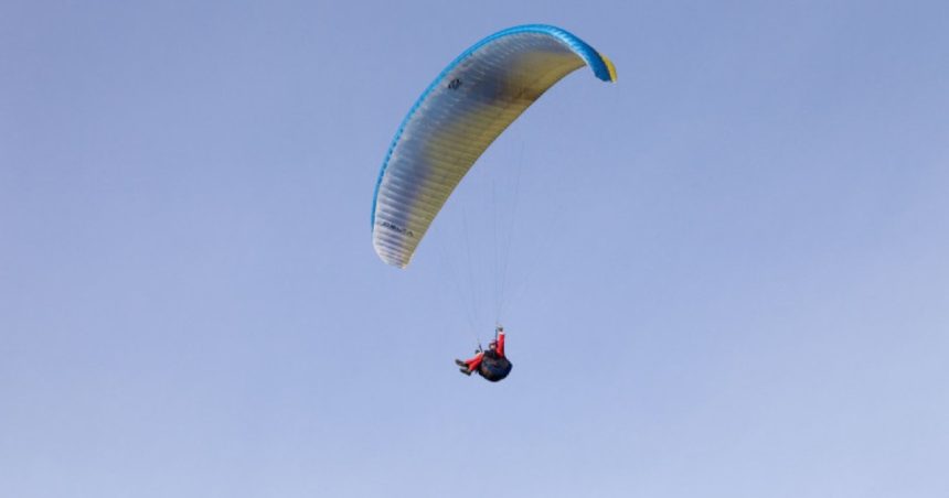 un barbat si a fracturat picioarele dupa ce a cazut cu parapanta in judetul brasov 68179afc4a5a9