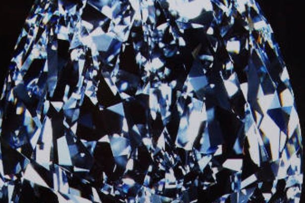 un diamant albastru extrem de rar a fost vandut la licitatie pentru 215 milioane de dolari 68249e6741e8b