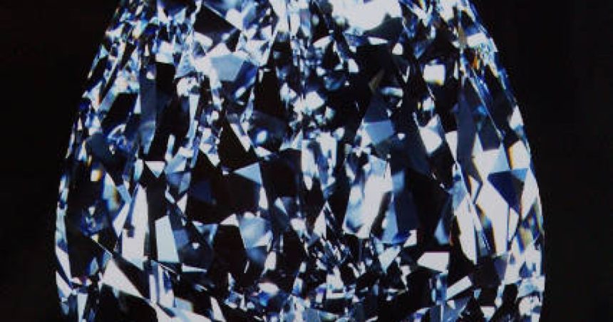 un diamant albastru extrem de rar a fost vandut la licitatie pentru 215 milioane de dolari 68249e6741e8b