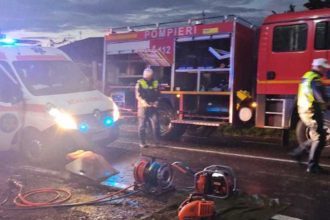 un tanar de 19 ani a murit si doua persoane au fost ranite dupa ce masina in care se aflau a lovit un vehicul parcat si un stalp 6838c53bd7715