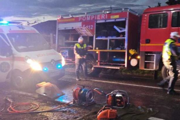 un tanar de 19 ani a murit si doua persoane au fost ranite dupa ce masina in care se aflau a lovit un vehicul parcat si un stalp 6838c53bd7715