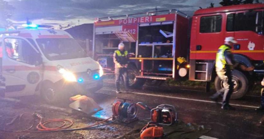 un tanar de 19 ani a murit si doua persoane au fost ranite dupa ce masina in care se aflau a lovit un vehicul parcat si un stalp 6838c53bd7715