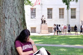 universitatea harvard da in judecata administratia trump pentru a opri interdictia federala privind inscrierea studentilor straini 68308546e3b53