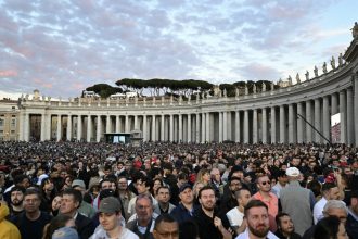 vaticanul a distribuit fotografia oficiala a papei leon al xiv lea oficiali din romania la inaugurarea pontificatului sau 6828e873a5cea
