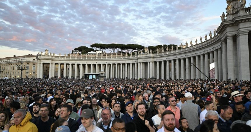 vaticanul a distribuit fotografia oficiala a papei leon al xiv lea oficiali din romania la inaugurarea pontificatului sau 6828e873a5cea