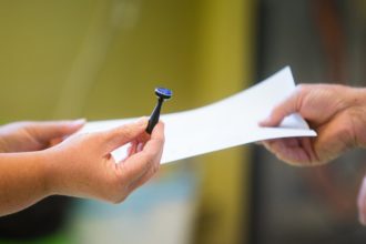 video alegeri prezidentiale 2025 turul 1 votul pentru romania al unui medic stomatolog albanez stabilit in bihor aici mi am gasit locul 681755d815a4a