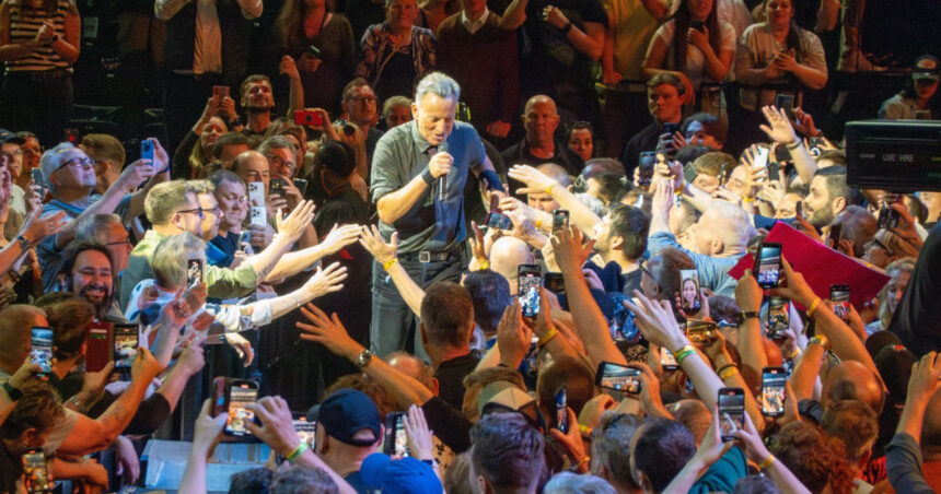 video bruce springsteen si a reluat atacurile la adresa presedintelui sua corupt si incompetent trump esti o pruna batrana uscata 683a03c0f1ba9
