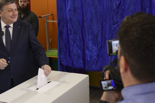 video crin antonescu la iesirea de la urne am votat pentru o romanie puternica unita si demna 68171a143e072