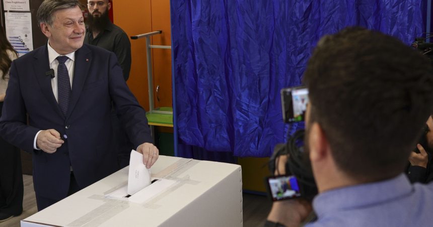 video crin antonescu la iesirea de la urne am votat pentru o romanie puternica unita si demna 68171a143e072