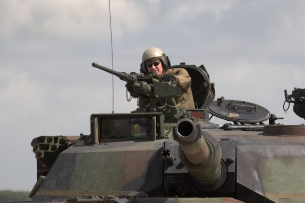 video detaliile paradei militare de ziua de nastere a lui trump 28 de tancuri m1a1 abrams 28 de vehicule bradley 50 de elicoptere militare 682eb6631c0d3