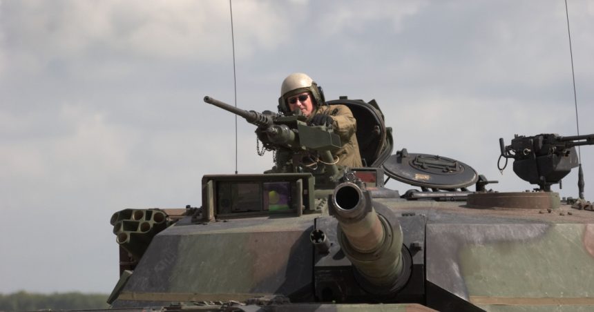 video detaliile paradei militare de ziua de nastere a lui trump 28 de tancuri m1a1 abrams 28 de vehicule bradley 50 de elicoptere militare 682eb6631c0d3
