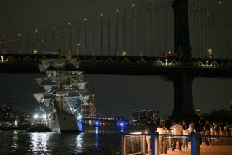 video doi morti dupa ce un velier al marinei mexicane a lovit podul brooklyn din new york 68298a2c1073a