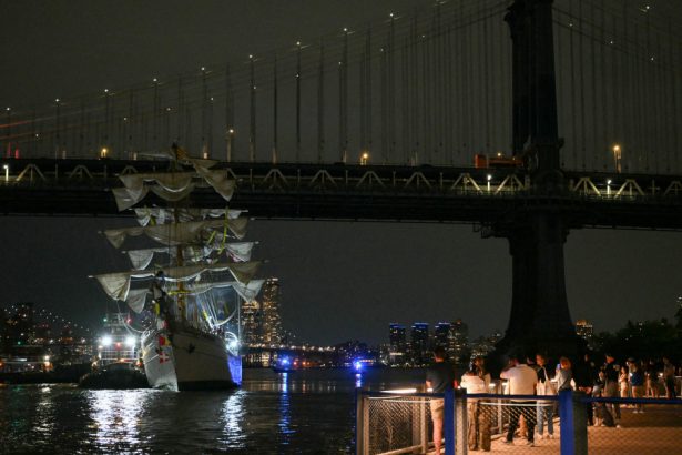 video doi morti dupa ce un velier al marinei mexicane a lovit podul brooklyn din new york 68298a2c1073a