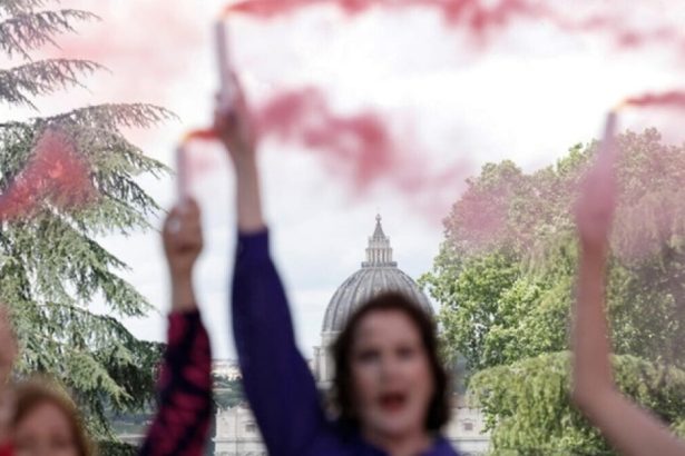 video fum roz la vatican activiste cer includerea femeilor in conclav 681b870f6a390