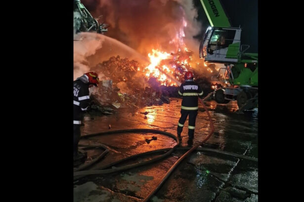 video incendiu in portul constanta 800 de tone de deseuri feroase cuprinse de flacari 683b13db7c28d