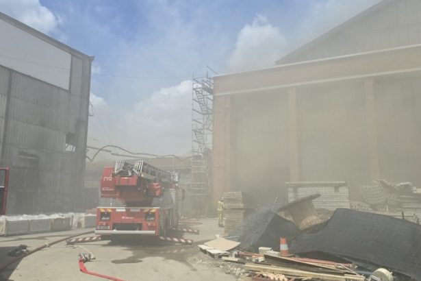 video incendiu la o structura din sectorul 3 al capitalei lipita de hala laminor mesaj ro alert din cauza degajarilor de fum 682b1550ab296