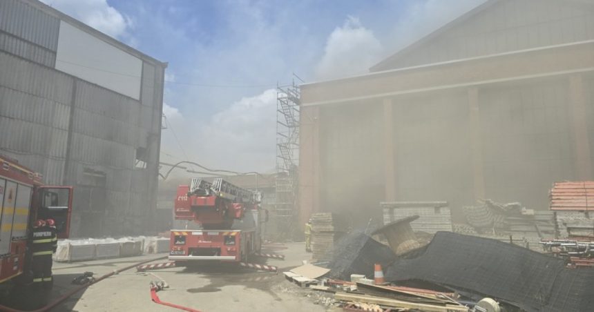 video incendiu la o structura din sectorul 3 al capitalei lipita de hala laminor mesaj ro alert din cauza degajarilor de fum 682b1550ab296