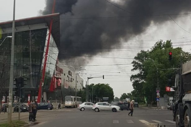 video incendiu puternic la un mall din arad doi angajati surprinsi de foc pe acoperisul cladirii a fost emis mesaj ro alert 681f645816dc8