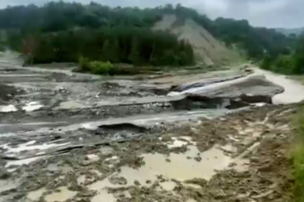 video inundatii puternice la salina praid debitul paraului din zona a crescut de peste o suta de ori activitatile in zona salinei sistate 683728babbeeb