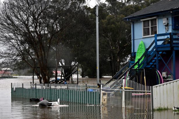 video inundatiile au facut prapad in australia a plouat intr o zi cat pentru 4 luni localnicii s au refugiat pe acoperisuri 682d7c5275d8e