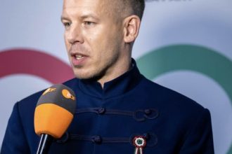 video liderul opozitiei din ungaria vine pe jos de la budapesta la oradea il acuza pe orban ca i a vandut pe maghiari pentru simion 68234bb9ef0a6