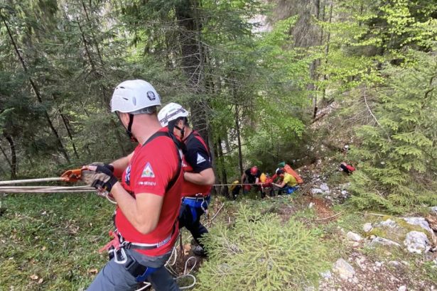 video misiune contracronometru in bihor si alba pentru salvarea unor turisti raniti pe munte unul dintre ei a intrat pe un traseu interzis 6820d900e71ac